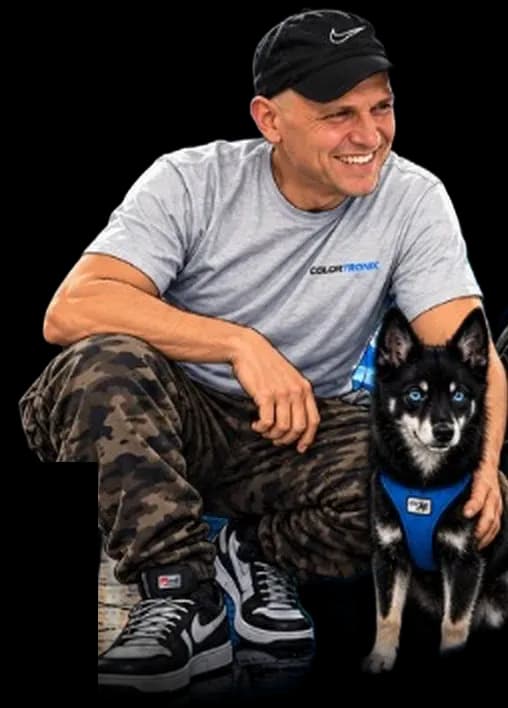 Tobias Schorer, Inhaber von Colortronix in Nürnberg, mit seinem Hund